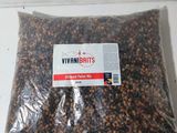un sachet de cacahuètes posé sur une table à côté d'un autre sachet de cacahuètes