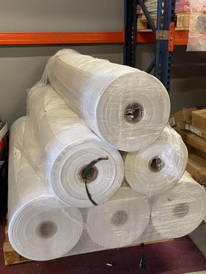 de nombreux rouleaux de papier blanc posés sur une palette
