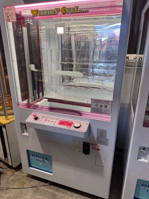 une machine posée sur le sol d'une pièce