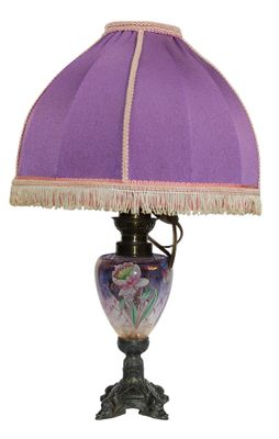 une image représentant une lampe violette munie d'un abat-jour violet