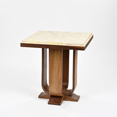 une table en bois avec un plateau en marbre sur fond blanc