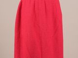 une jupe rouge sur un mannequin, un mannequin, un mannequin, un mannequin, un mannequin, un mann