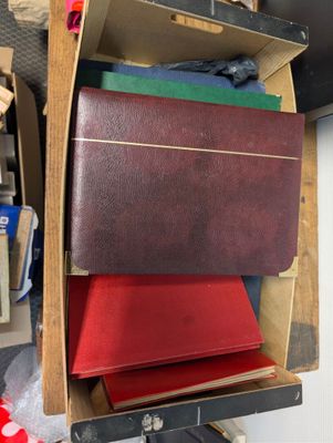 une pile de livres posée sur une étagère en bois