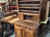 une armoire en bois surmontée d'une étagère