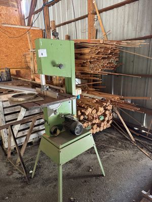 une machine posée au milieu d'un tas de bois
