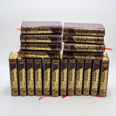 plusieurs livres sont empilés sur une surface blanche