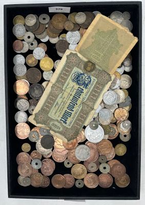 une photo d'une vitrine contenant des pièces de monnaie et un ticket