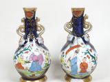 deux vases posés sur une surface blanche