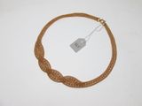 une photo d'un bracelet auquel est accrochée une étiquette