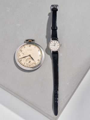 LONGINES Lot de deux montres en métal à mouvements mécanique…