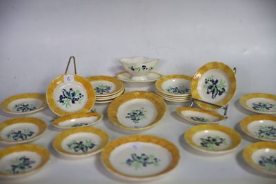 plusieurs assiettes et bols posés sur une table