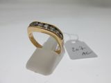 une photo d'une bague en or sertie de diamants, avec une étiquette indiquant le prix