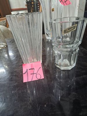 un vase en verre et un vase en verre sur lequel est apposée une étiquette de prix