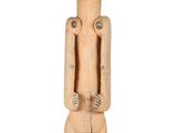 une statue en bois représentant un homme avec un arc sur la tête