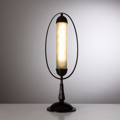 une lampe posée sur une table
