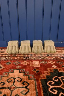 un tapis rouge sur lequel sont posées plusieurs paires de chaussures
