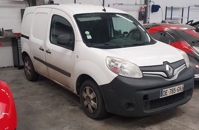 la photo d'une camionnette blanche garée dans un garage