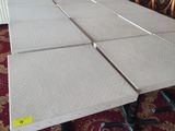 des tables et des chaises dans une pièce avec un tapis rouge et un mur rouge