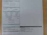 une photo d'un document sur lequel figure un code-barres, posé sur une table