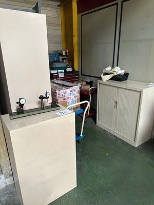 un réfrigérateur et un congélateur dans un garage