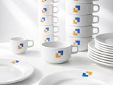 beaucoup d'assiettes et de tasses blanches sur la table