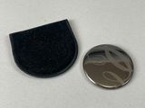 une photo représentant un miroir de poche et un petit miroir