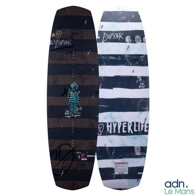 un gros plan sur un wakeboard orné d'un motif