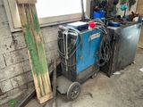 une machine bleue qui se trouve dans une pièce