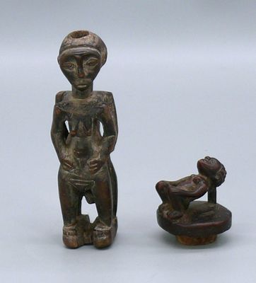 une image représentant deux figurines assises l'une à côté de l'autre