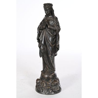 une statue en bronze d'une femme tenant un enfant dans ses bras