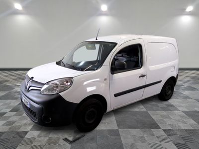 la photo d'une camionnette blanche sur un sol en damier