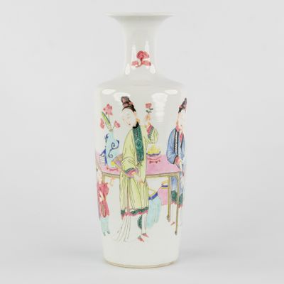 Vase Roulleau chinois, Famille Rose, avec un décor figuratif…