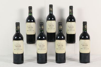 six bouteilles de vin sont alignées sur une table