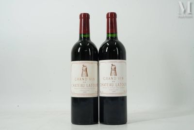 deux bouteilles de vin posées sur une table