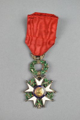 Gros plan sur une médaille portant une étoile