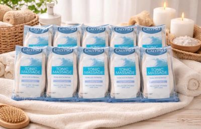 plusieurs paquets de produits de bain posés sur une serviette