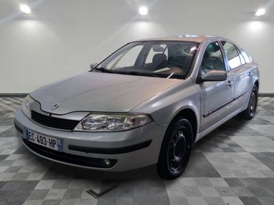 la photo d'une voiture argentée garée dans un garage