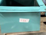 une caisse bleue posée sur une palette