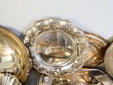 une pile de plats en argent sur une table blanche