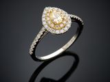 gros plan d'une bague en diamant sur une surface noire