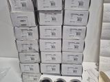 de nombreuses boîtes contenant du matériel électronique posées sur une table