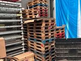 une grande pile de palettes et de cartons dans un entrepôt