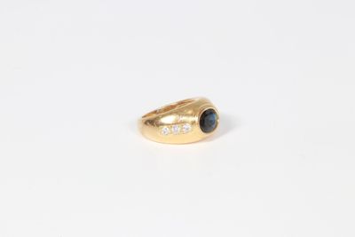 Bague bandeau en or jaune, (750/1000), sertie d'un large sap…