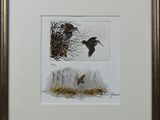 tableau encadré représentant deux oiseaux volant au-dessus d'un champ