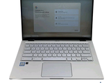 un ordinateur portable blanc sur lequel se trouvent un clavier et une souris