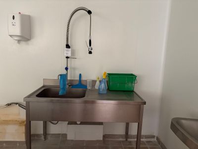 un évier et un robinet dans une petite pièce