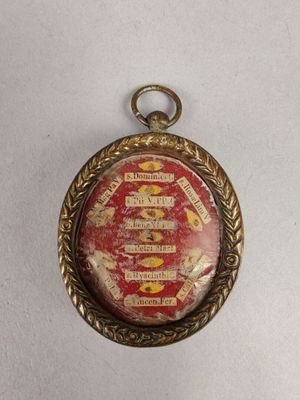 un gros plan sur un petit cadenas rouge et doré sur lequel figurent des mots