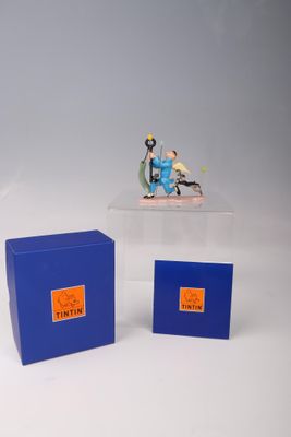 une petite figurine représentant un homme à moto, dans une boîte bleue