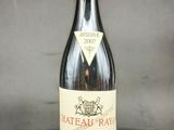 une bouteille de vin posée sur une table