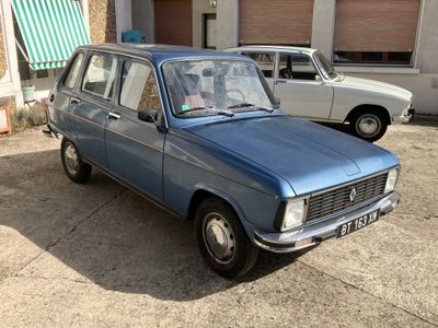une voiture bleue garée devant un bâtiment